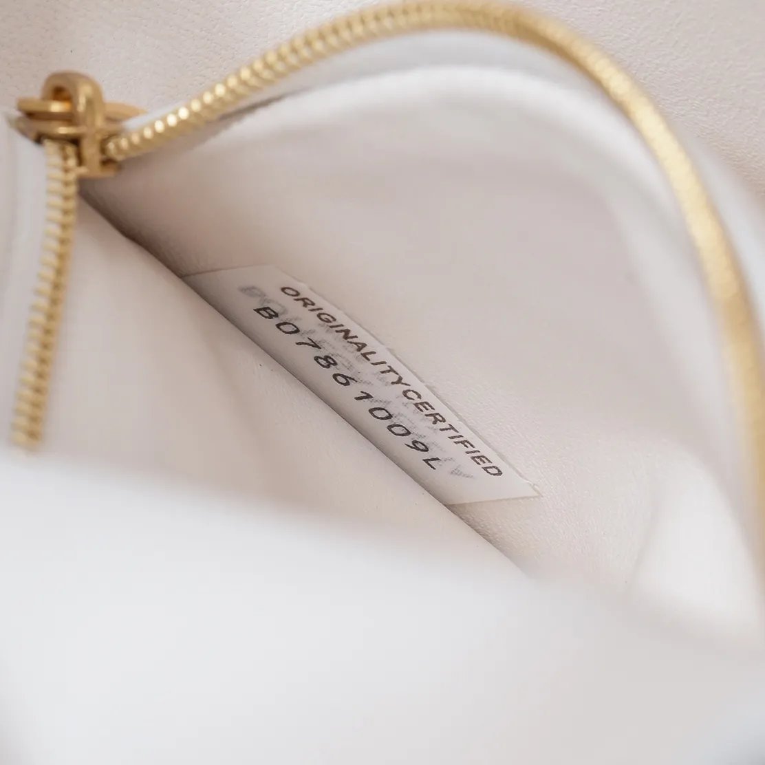 Batch 1420 Bottega Veneta's new style 🆕 mini andiamo bag is so pretty. The dark brown color is very versatile. It is high-end and casual and sexy. Andiamo is not only a commuter bag 🥰 It can be worn crossbody and carried by hand, and it is no problem to match it with evening wear. It can be matched with clothes casually, showing high-end elegance. Style number: 5545 Size: 21.5*13*4.5cm
